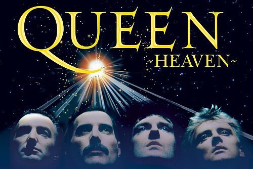 Köpfe der Bandmitglieder von Queen vor Sternhimmel