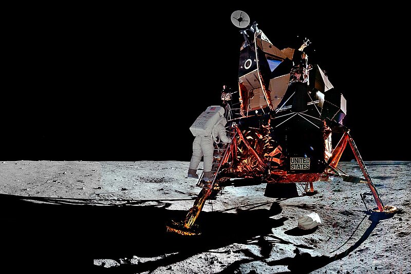 Astronaut steigt aus einem Mondlandemodul auf die Oberfläche des Mondes herab, umgeben von der schwarzen Leere des Weltraums.