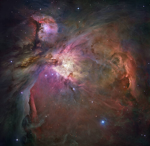 Rötlicher Orionnebel mit Sternen, hellen und dunklen Bereichen