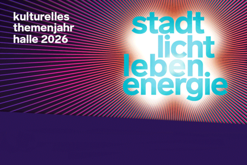 türkisfarbener Schriftzug "stadt-licht-leben-energie" vor weißem Kreuz von dem viele farbige Strahlen vor lilafarbenem Hintergrund nach außen bis zum Bildrand gehen