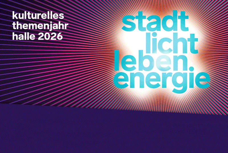 türkisfarbener Schriftzug "stadt-licht-leben-energie" vor weißem Kreuz von dem viele farbige Strahlen vor lilafarbenem Hintergrund nach außen bis zum Bildrand gehen