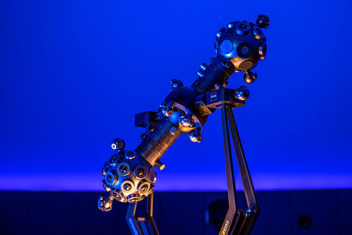 Sternprojektor ZKP4 blau angestrahlt vor blauer Planetariumskuppel