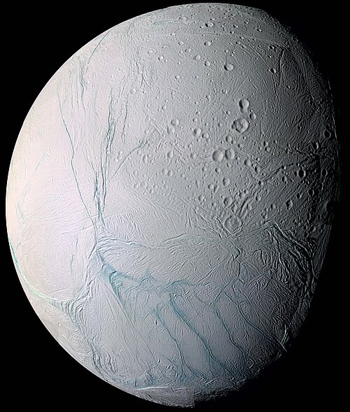 Saturnmond-Enceladus mit Falschfarben - weißer Mond mit blauen Rillen - fotografiert von der Raumsonde Cassini