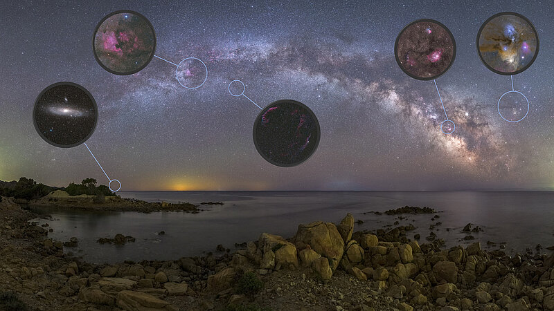 Nächtliche Milchstraße über steinigem Meeresstrand mit eingefügten Astrofotografien mit Hinweis, wo sich die Deep Sky Objekte befinden