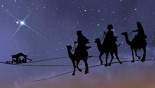 Drei scherenschnittartige Kamelreiter und nächtliche Weihnachtskrippe unter dem Stern von Bethlehem