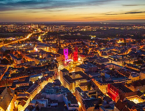 Eine Luftbildaufnahme der hell erleuchtenden Stadt Halle Saale.
