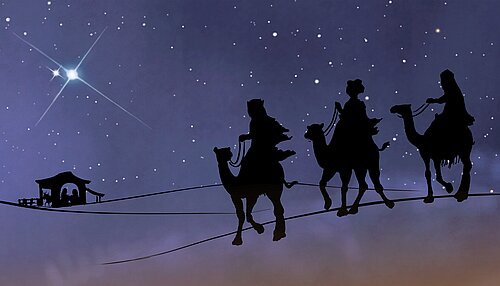 Drei scherenschnittartige Kamelreiter und nächtliche Weihnachtskrippe unter dem Stern von Bethlehem