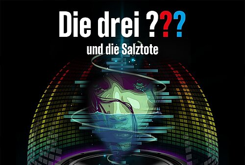 stilisierte bunte Planetariumskuppel mit liegendem Lautsprecher aus dem ein Gesicht und stilisierte Lautstärkepegel aufsteigen mit Schrift "Die drei ??? und die Salztote" vor schwarzem Hintergrund 