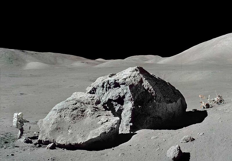 Mondlandschaft mit Felsbrocken flankiert von Astronaut und Mondfahrzeug