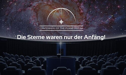 Das Logo des weltweiten Planetarium-Jubiläums steht vor der Aufnahme des Sternsaals eines Planetariums