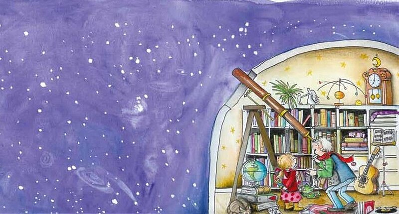 Opa und Enkelin schauen aus einem gemütlichen Wohnzimmer durch ein Teleskop in den sternübersäten lila Nachthimmel