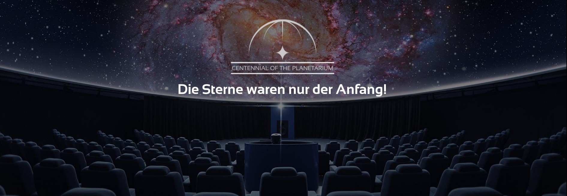 Runder Planetariumssaal mit Sesseln, versenktem Sternenprojektor und Sternennebelbild in der halbkugelförmigen Kuppel 100-Jahre-Planetarium.jpg