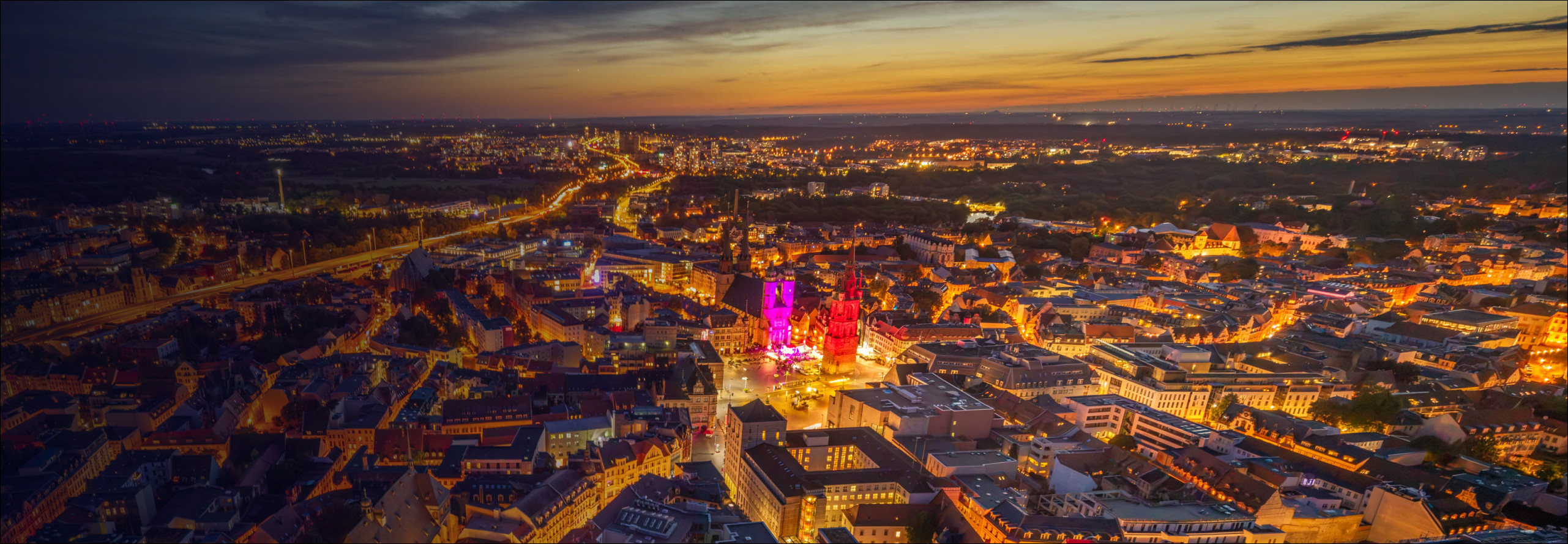 Luftbildaufnahme der hell erleuchtenden Stadt Halle Saale mit Blick auf den Marktplatz