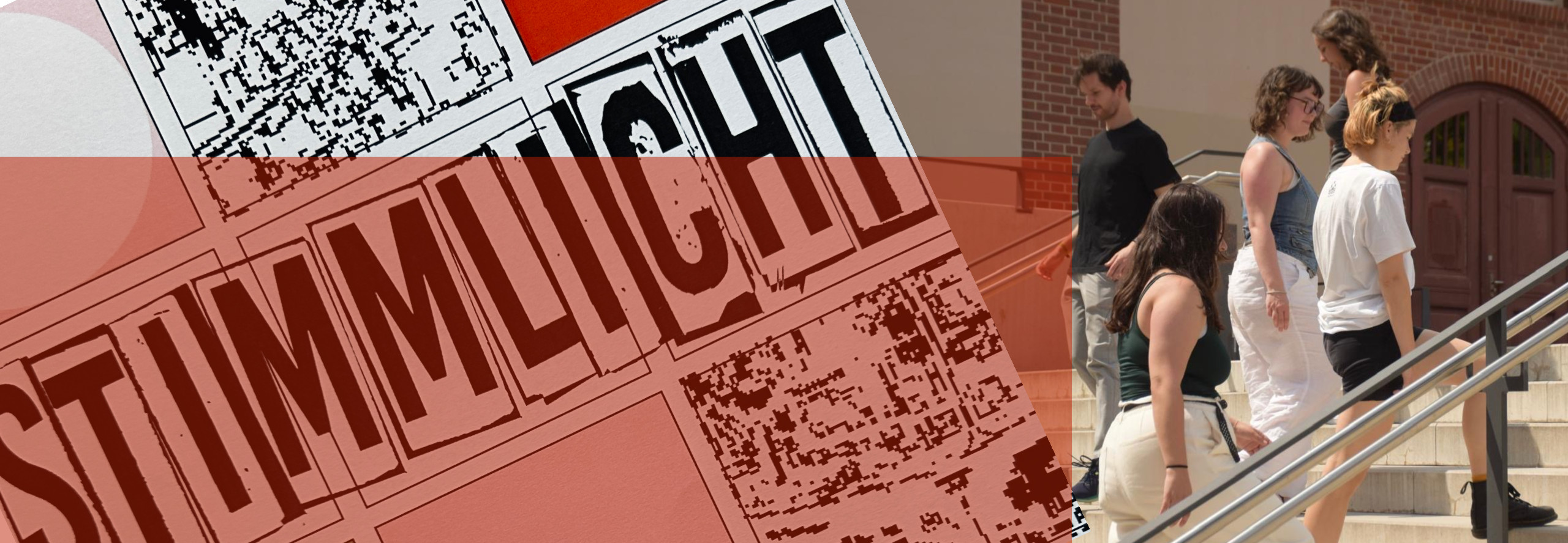 Das schmale Headerbild ist zweigeteilt. In der linken Bildhälfte ist der Schriftzug Stimmlicht dargestellt und auf der anderen Bildhälfte sind junge Menschen zu sehen, welche eine Treppe hoch- und runtergehen.