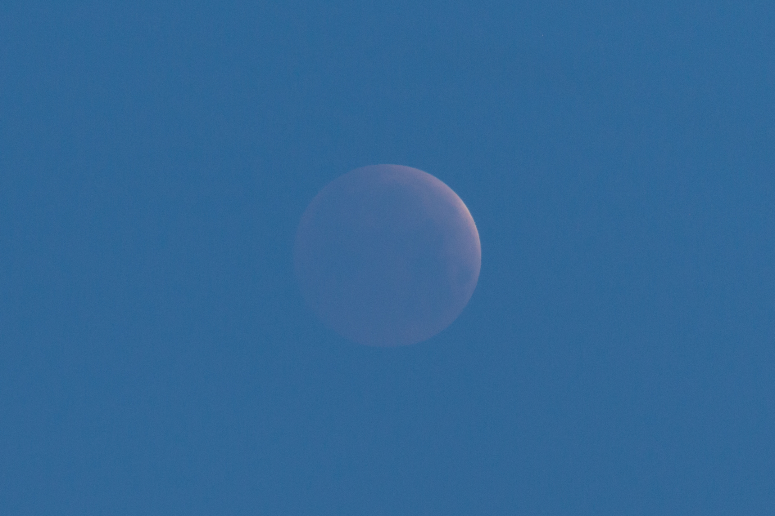 Verfinsterter Mond während der Dämmerung