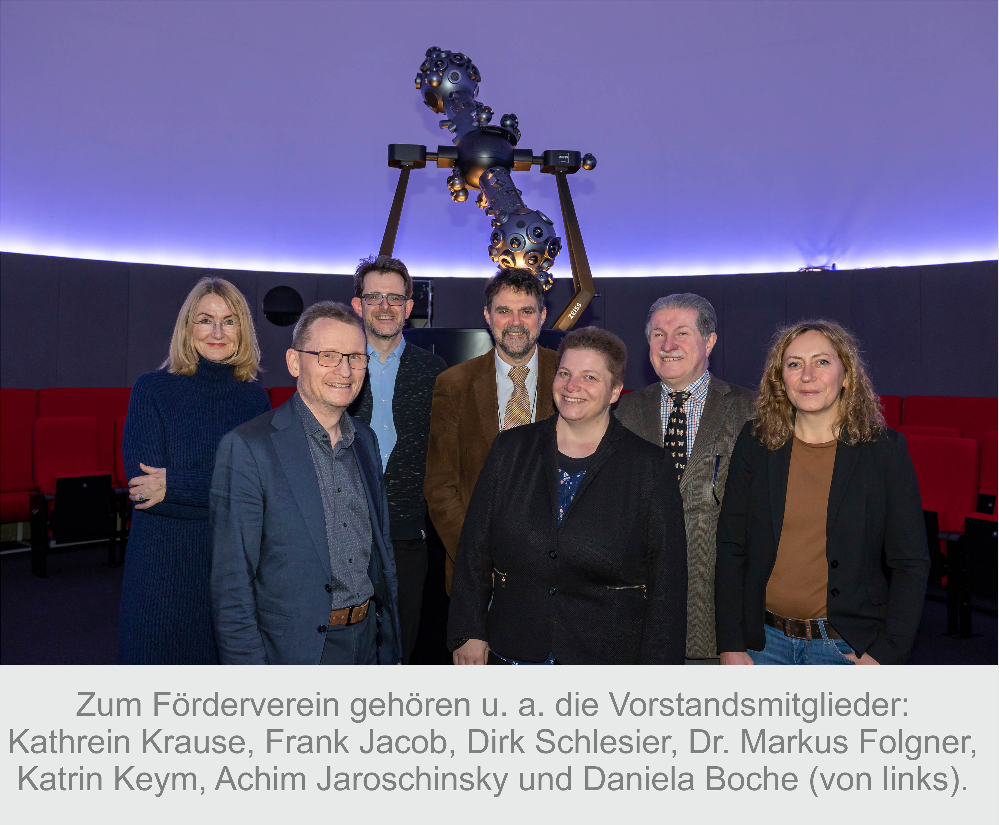 Vorstandsmitglieder des Fördervereins vor dem Sternprojektor