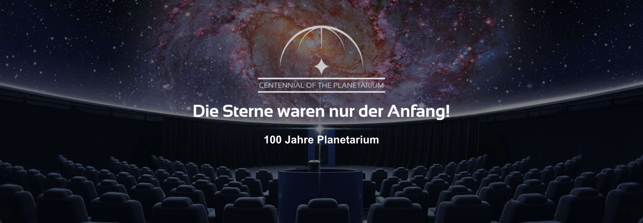Runder Planetariumssaal mit Sesseln, versenktem Sternenprojektor und Sternennebelbild in der halbkugelförmigen Kuppel
