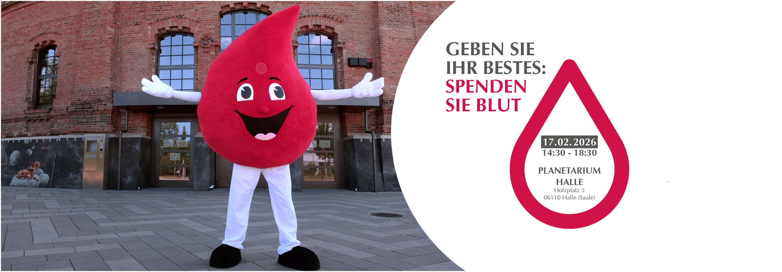 Person im lachenden Blutstropfen-Kostüm und ausgebreiteten weißen Armen vor Planetariumsgebäude mit Aufruf zum Blutspenden am 17. Februar 2026 von 14:30 Uhr bis 18:30 Uhr