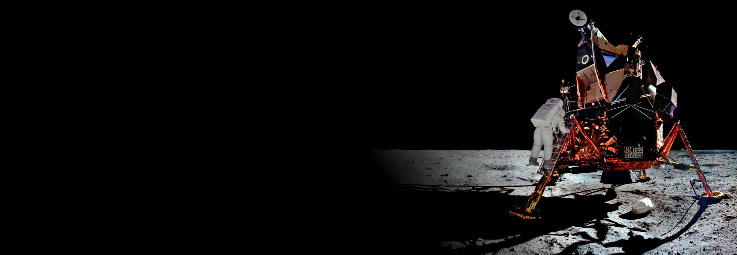 Ein Astronaut steigt aus der Mondlandefähre.