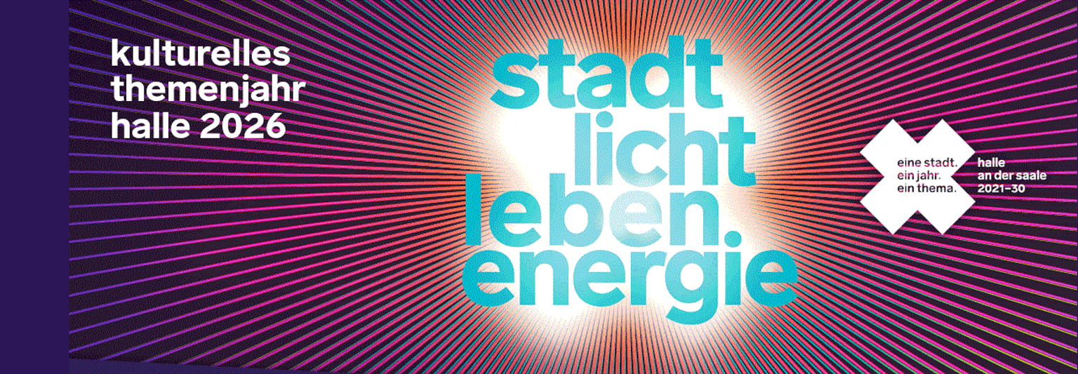 Türkisfarbenes Motto des Kulturellen Themenjahres Halle 2026 "stadt licht leben energie" vor weißem Kreuz, von dem rötliche Strahlen nach außen gehen vor lila Hintergrund