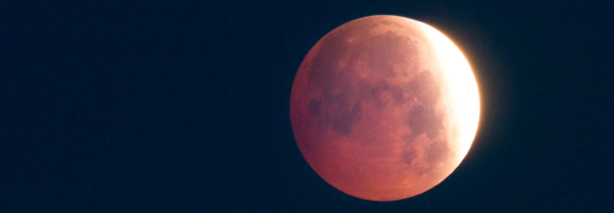 Der Mond in rötlichem Licht während einer Mondfinsternis