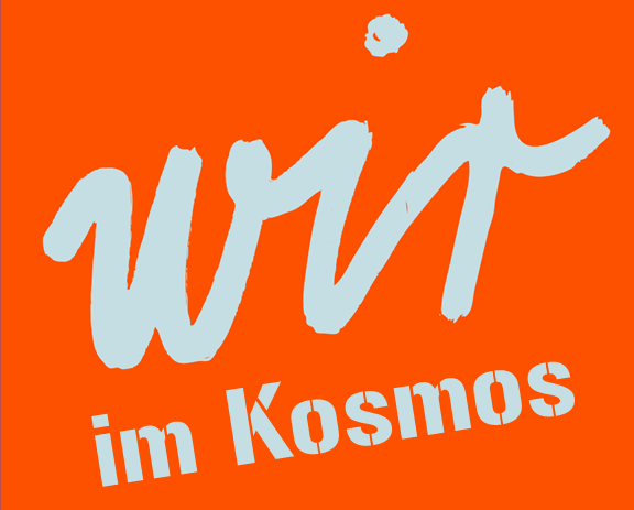 Schriftzug "wir im Kosmos" in weiß auf orangefarbenem Hintergrund
