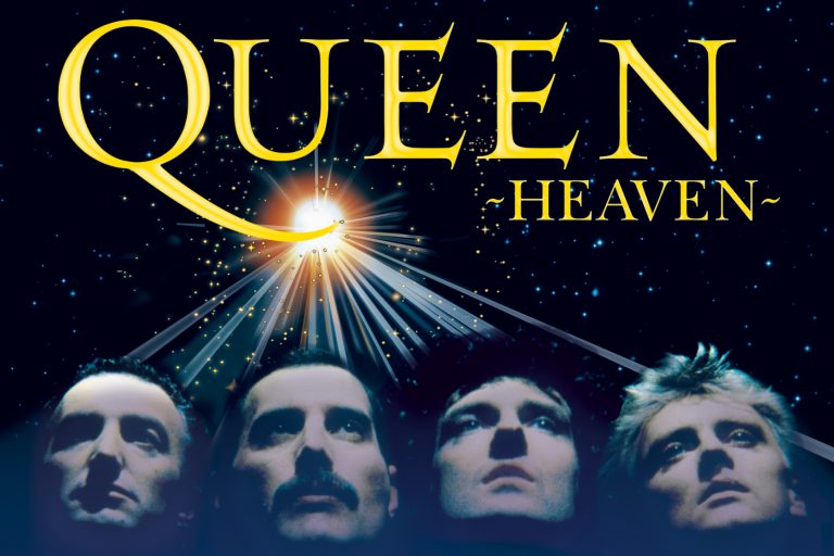 Queen-Heaven Köpfe der Bandmitglieder von Queen vor Sternhimmel