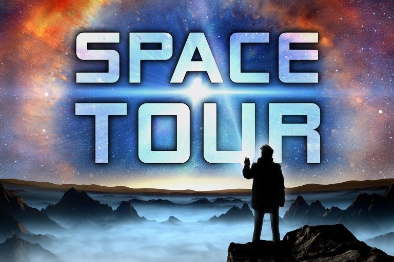 Space Tour In Anlehnung an Caspar David Friedrichs "Wanderer über dem Nebelmeer" steht eine Person auf einem Berggipfel, vor sich aus dem Nebel herausragende Bergspitzen. Er schaut auf einen leuchtenden Stern am orange-blauen Himmel mit der großbuchstabigen Schrift "Space Tour".