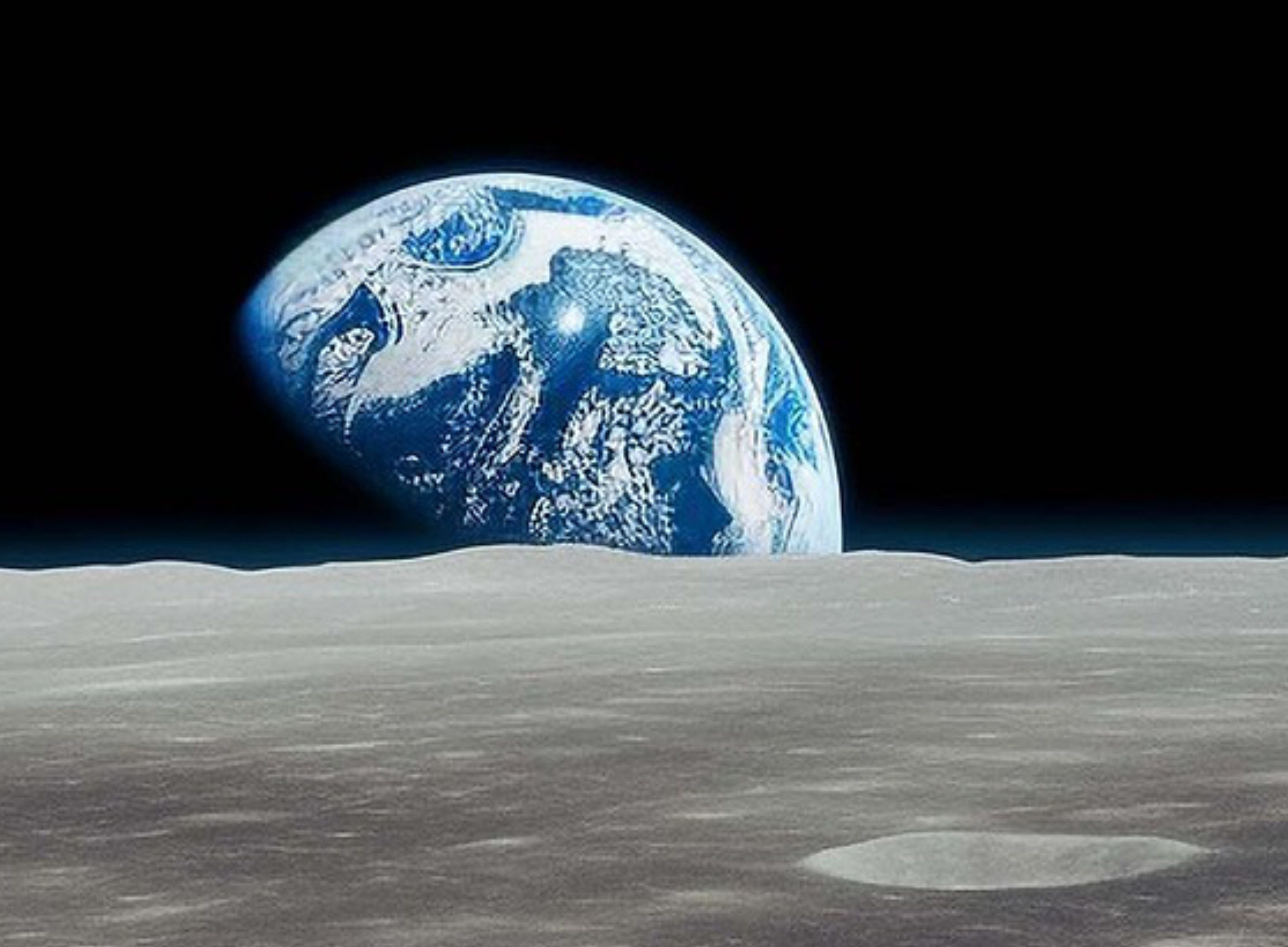 Die Erde geht über der Mondoberfläche auf.