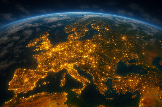 Das nächtliche Europa mit starker Lichtverschmutzung in Orangetönen auf der angeschnittenen blauen Erdkugel.