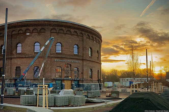 Planetarium Halle (Saale) im stimmungsvollen Licht des ersten Sonnenuntergangs 2022. 
