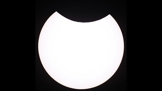 Der Mond bedeckt die Sonne zum Teil.