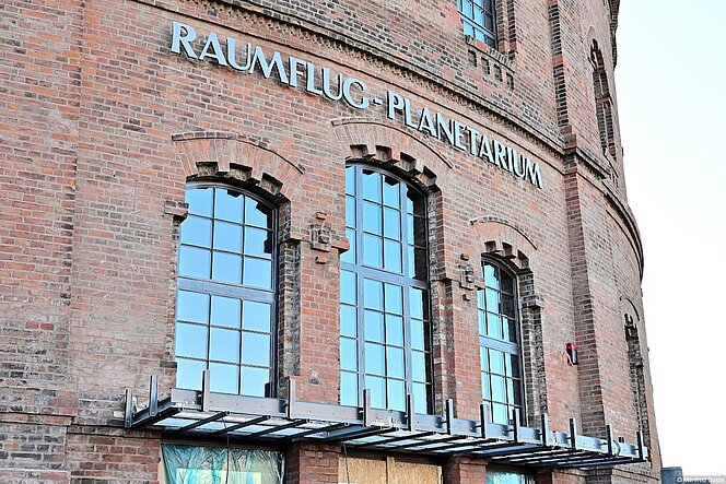 Der Schriftzug "Raumflug-Planetarium" wurde über dem Eingang des Planetariums über drei großen Fenstern befestigt. Foto: Manfred Boide