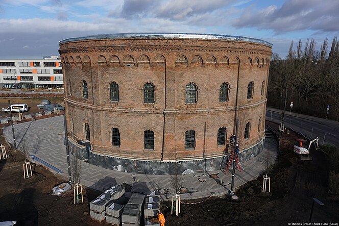 Vor dem Planetarium Halle wurden Bäume gepflanzt und die Café-Terrasse gepflastert.