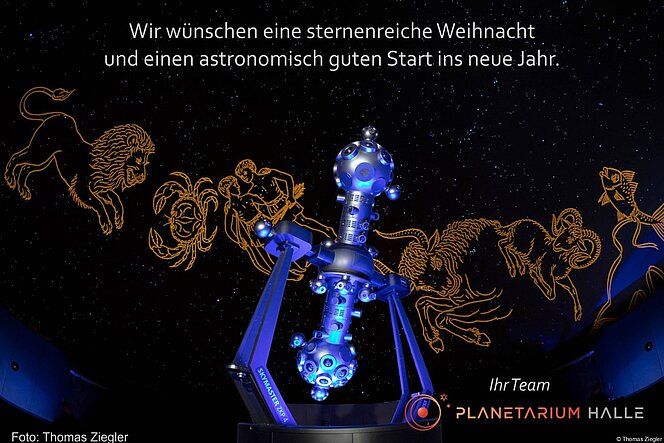 blau beleuchteter Sternprojektor im Kuppelsaal vor Sternhimmel mit Tierkreissternbildern