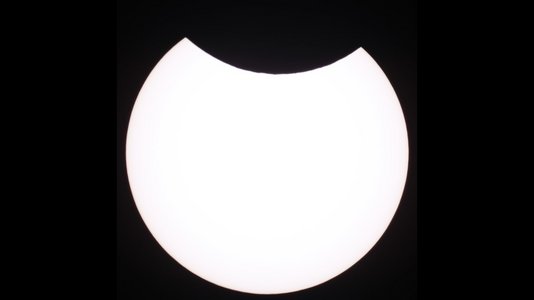 Der Mond bedeckt die Sonne zum Teil.